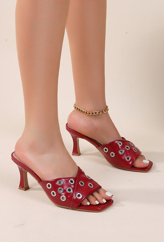 Sandales ouvertes à talons et détails métalliques